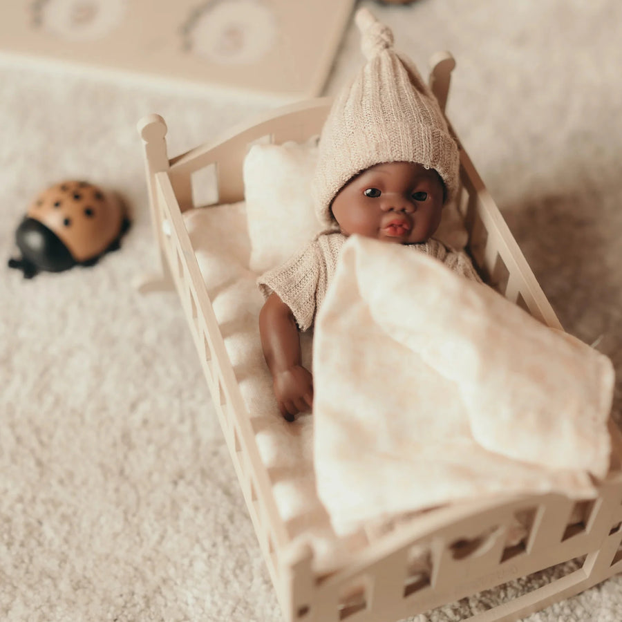 MRS. ERTHA Spielpuppe LUPITA mit Schaukelwiege